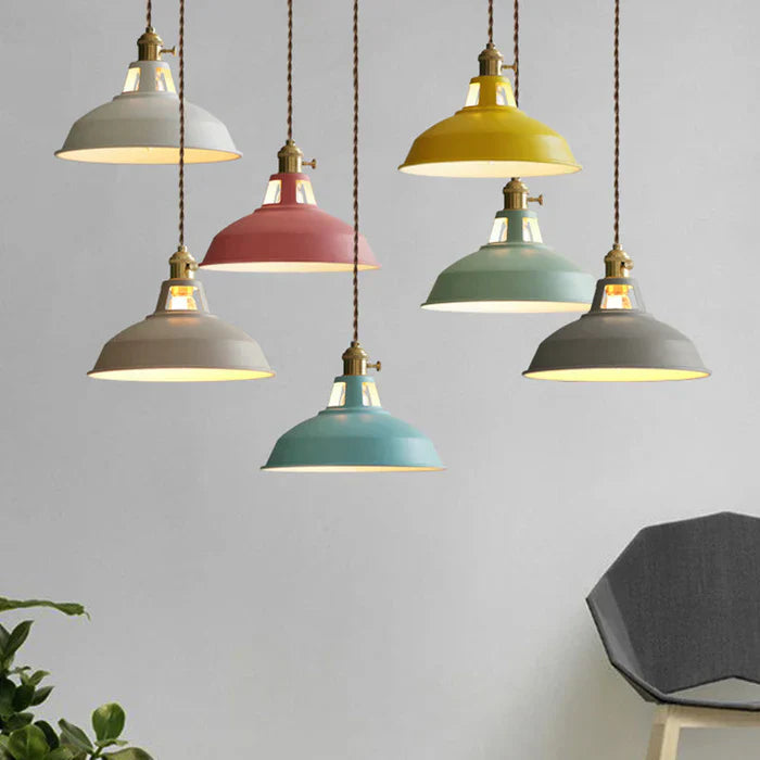 Mehrfarbige Hängelampen im Retro-Stil, Metall, Wohnzimmerbeleuchtung, skandinavisches Design.