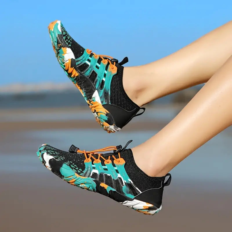 Bunte Barfußschuhe am Strand, grün-orange, atmungsaktiv, leicht, für Outdoor-Aktivitäten.