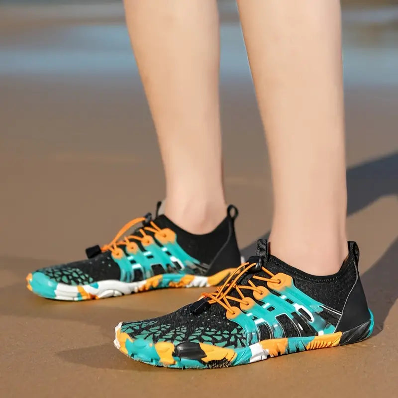Bunte Barfußschuhe am Strand, schwarz-türkis-orange, rutschfest, atmungsaktiv, für Outdoor-Aktivitäten.
