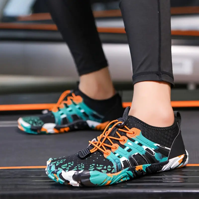 Bunte Sportschuhe mit orangefarbenen Schnürsenkeln auf Laufband, ideal für Fitness und Laufen.