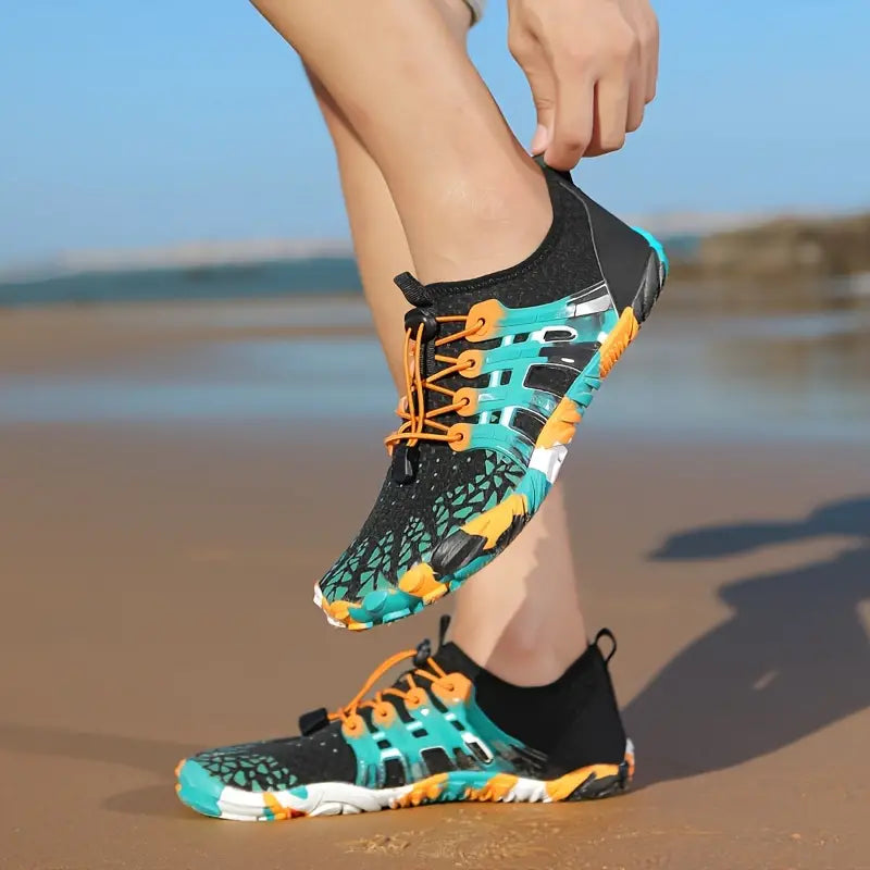 Bunte Wasserschuhe am Strand, rutschfest, atmungsaktiv, ideal für Outdoor-Aktivitäten.