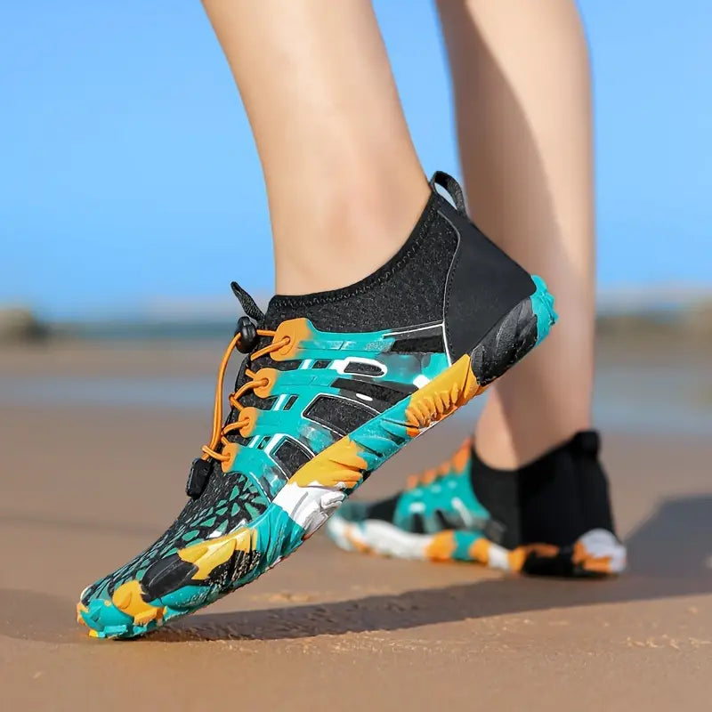 Bunte Barfußschuhe am Strand, ideal für Outdoor-Aktivitäten, atmungsaktiv und leicht.