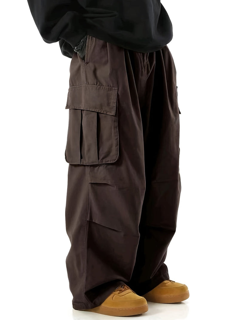 Braune Baggy-Cargohose mit großen Taschen, lässiger Stil, Herrenmode, Streetwear-Trend.