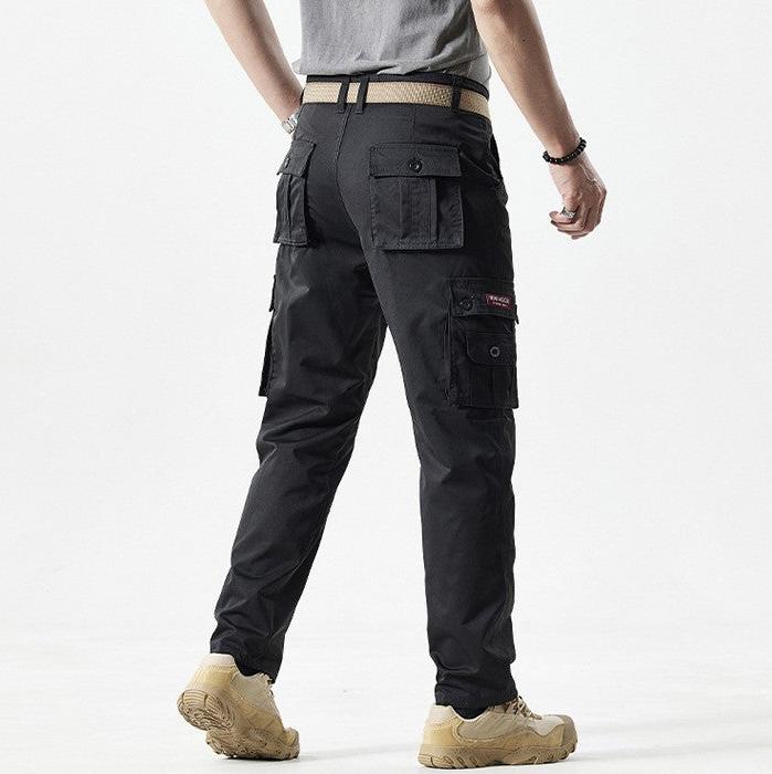 Schwarze taktische Cargohose für Herren, robust, mit mehreren Taschen, ideal für Outdoor-Aktivitäten.