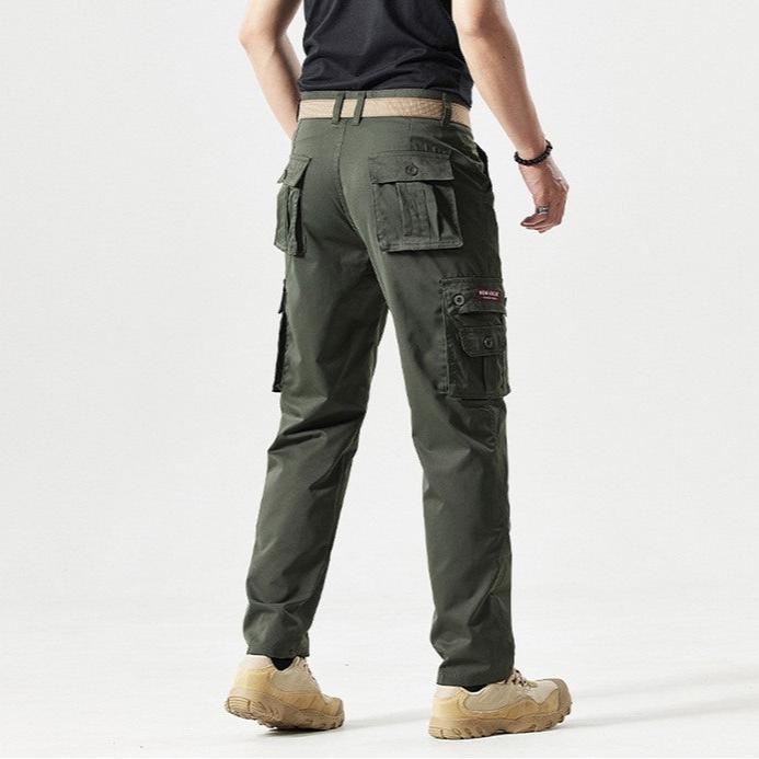 Grüne Herren-Cargohose, Baumwolle, mehrere Taschen, Outdoor-Mode, Rückansicht.