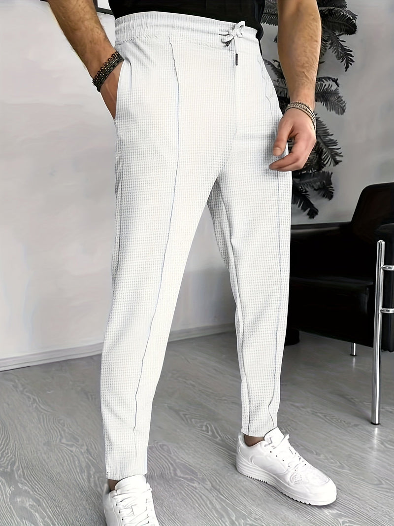 Weiße karierte Herren-Chinohose, elastischer Bund, modern, bequem, stilvoll, Freizeitmode.