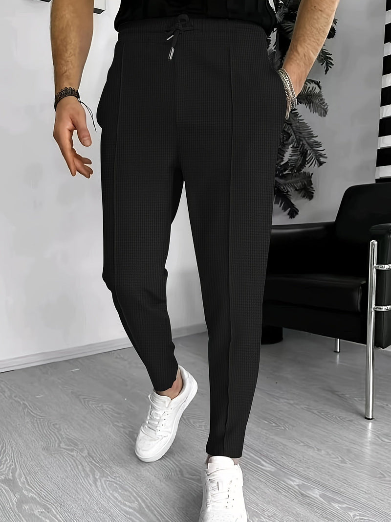 Schwarze Herren Jogginghose, schmal geschnitten, mit Kordelzug, ideal für Freizeit und Sport.