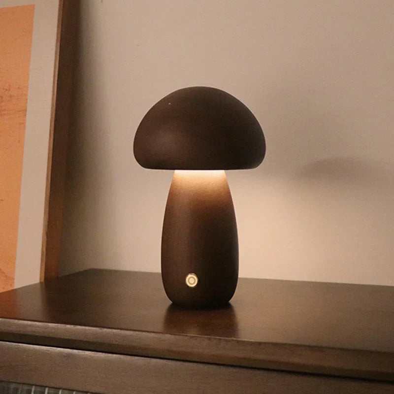 Braune Pilzlampe aus Holz auf Tisch, Nachtlicht, modernes Design, stimmungsvolle Beleuchtung.