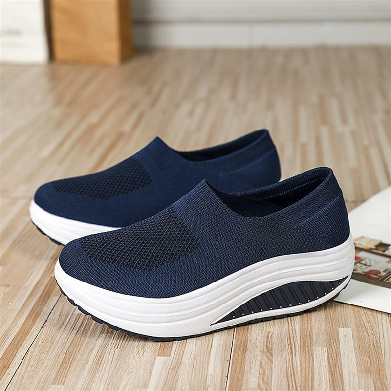 Dunkelblaue Damen-Sneaker mit Keilabsatz, atmungsaktivem Mesh-Obermaterial und rutschfester Sohle.