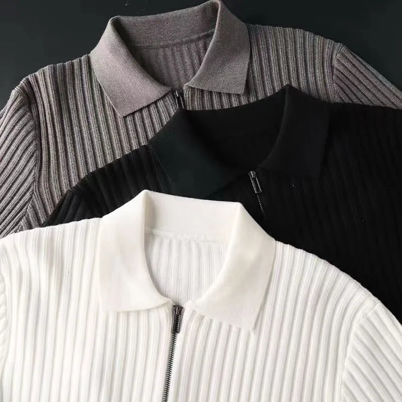 Drei gerippte Strickjacken, Farben: Grau, Schwarz, Weiß, mit Reißverschluss und Kragen.