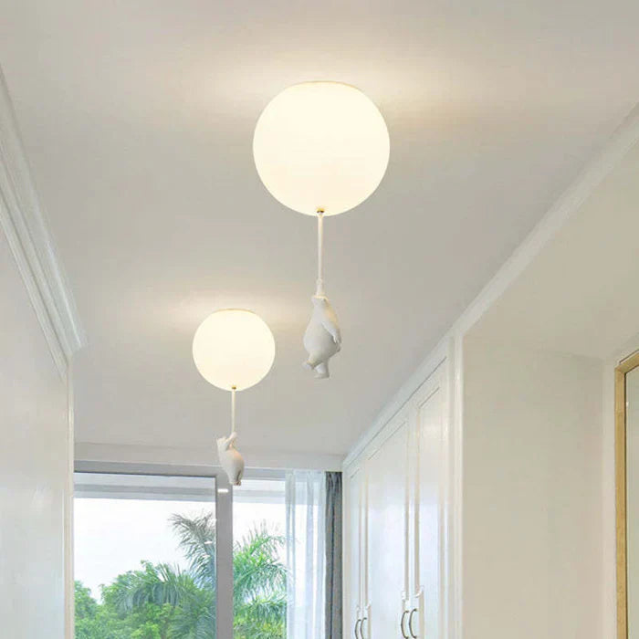 Moderne Deckenleuchte, rund, weiß, mit hängendem Tierdesign, Flurbeleuchtung.