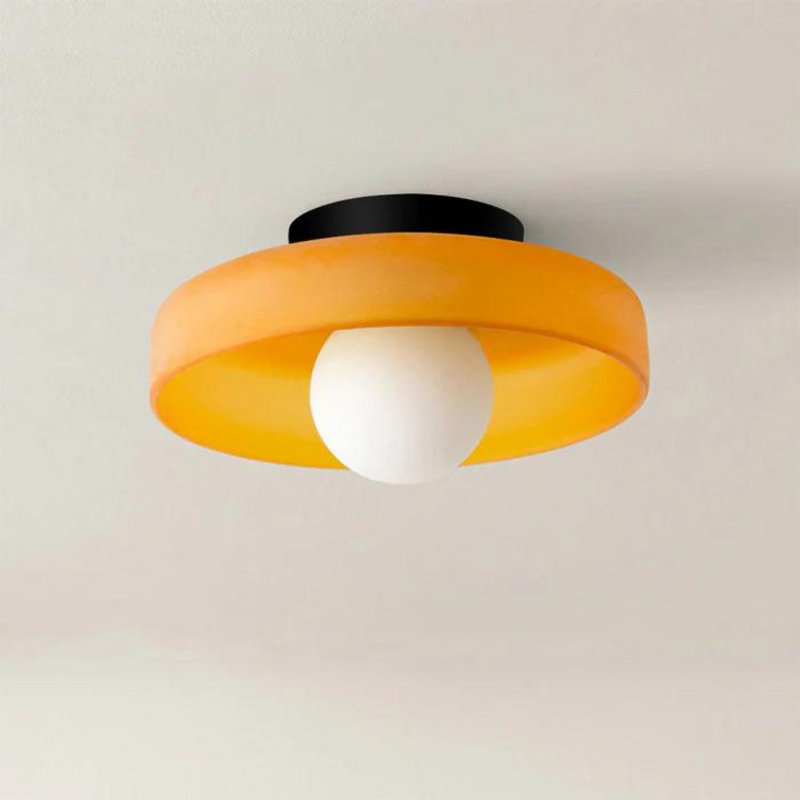 Moderne Deckenleuchte, orange, rund, mit weißem Leuchtmittel, minimalistisches Design.