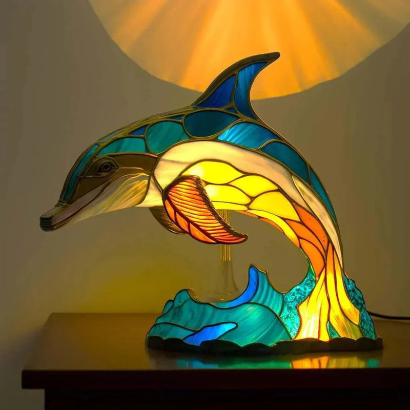 Buntes Tiffany-Delfinlampe aus Glas auf Tisch, leuchtend, dekorative Beleuchtung.