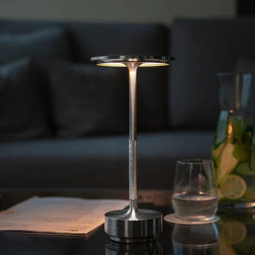 Moderne Designer-Tischleuchte aus Metall, LED, silber, Wohnzimmer, stilvolle Beleuchtung.
