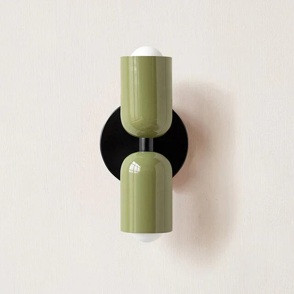 Grüne Wandleuchte aus Metall, modernes Design, zylindrische Form, schwarze Basis.