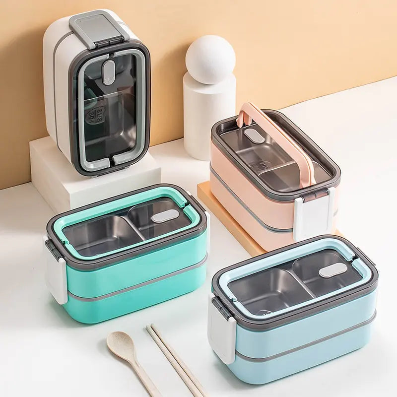 Bunte Bento-Boxen aus Kunststoff mit Fächern, ideal für Mahlzeiten unterwegs, stapelbar, modern.
