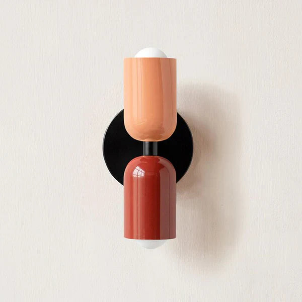 Moderne Wandleuchte, zweifarbig, rot und beige, minimalistisches Design, Innenbeleuchtung.
