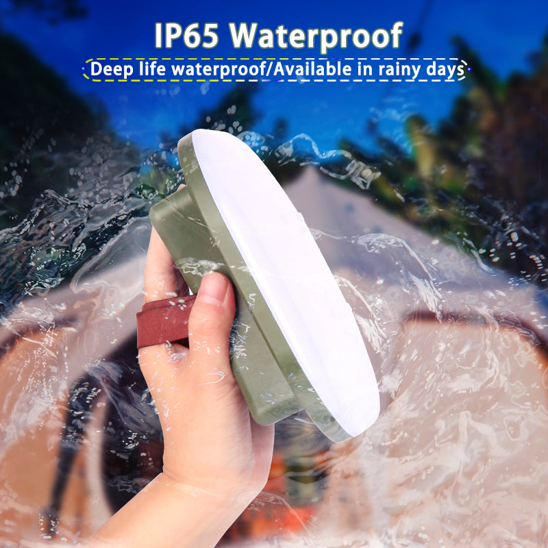 Hand hält IP65 wasserdichte grüne LED-Lampe, ideal für den Einsatz bei Regen.