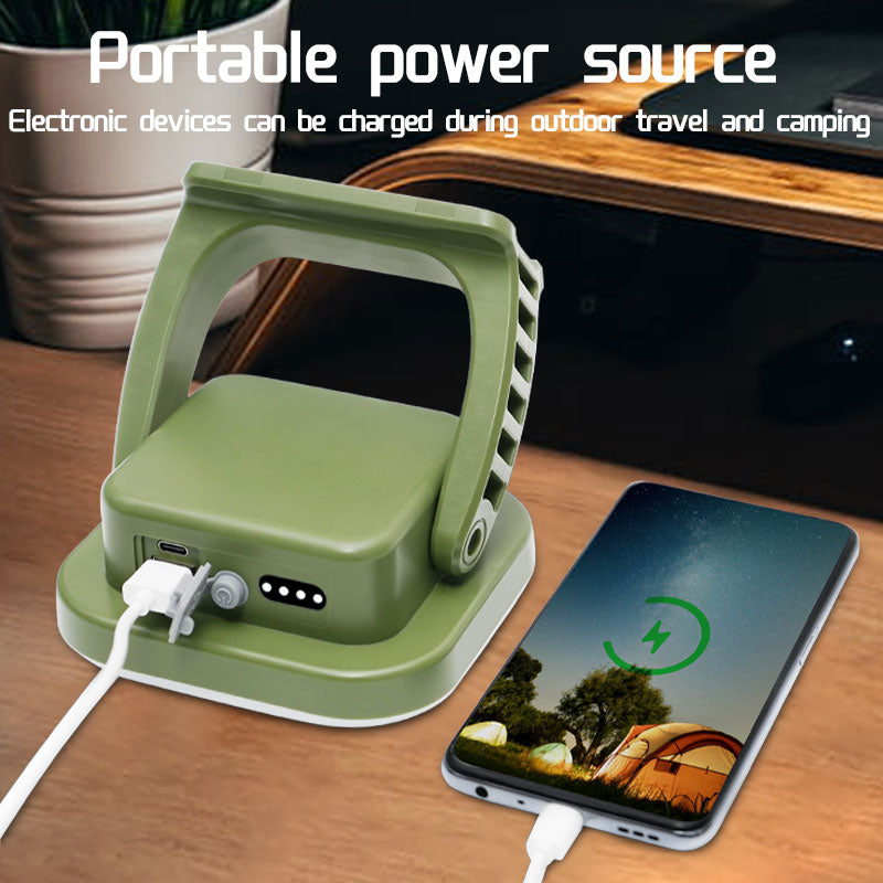 Grüne tragbare Powerbank mit USB-Anschluss, lädt Smartphone, ideal für Reisen und Camping.