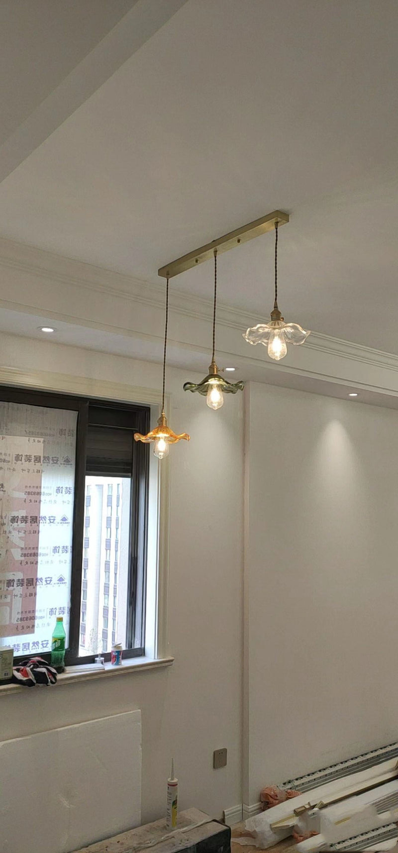 Dreiflammige Pendelleuchte aus Glas und Metall, modern, hängend, Wohnzimmerbeleuchtung.