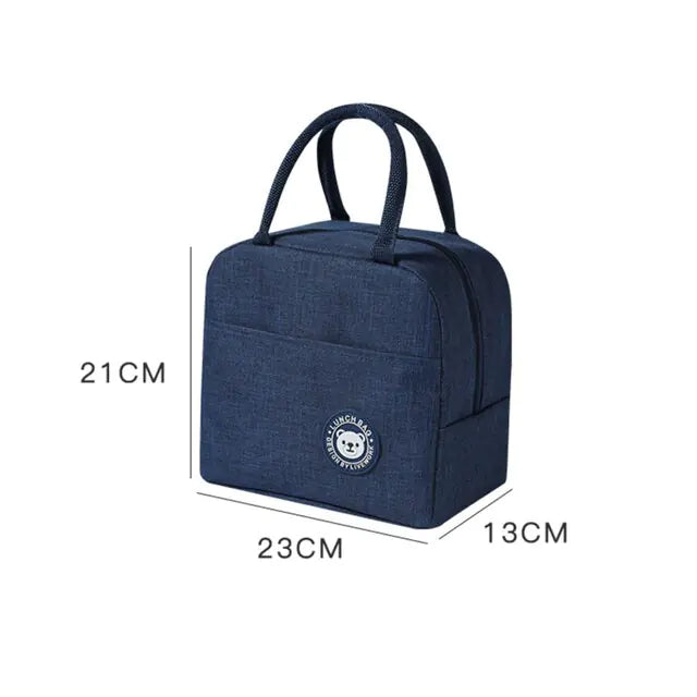Dunkelblaue Lunch-Tasche, isoliert, mit Bär-Logo, 23x13x21cm, für Schule oder Büro.