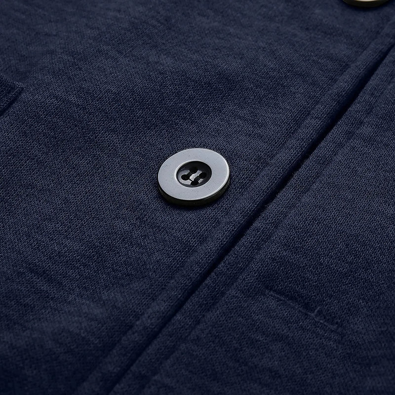Dunkelblauer Wollmantel mit Knopfdetail, elegantes Design, hochwertige Herrenmode.