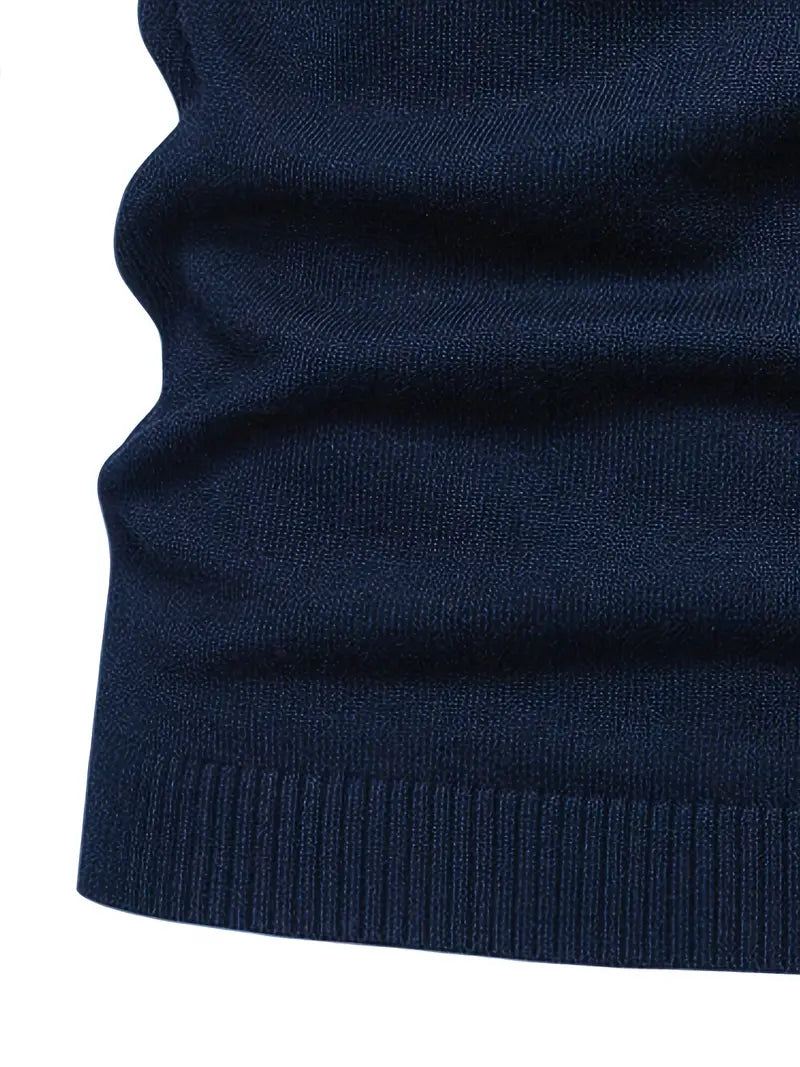 Dunkelblauer Strickpullover aus Baumwolle, Nahaufnahme, weiches Material, modisch, Herrenmode.