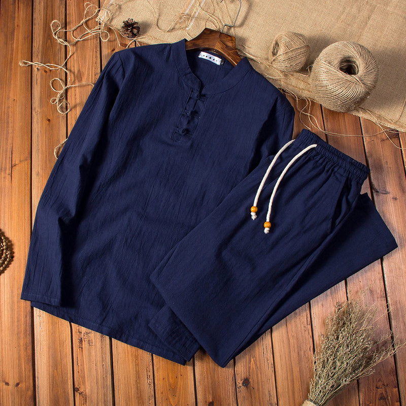 Dunkelblauer Leinen-Pyjama-Set, langärmelig, mit Kordelzughose auf Holzboden.