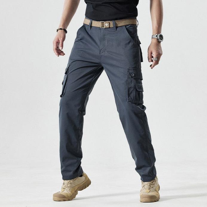 Graue Herren-Cargohose mit Taschen, robustes Material, ideal für Outdoor-Aktivitäten.