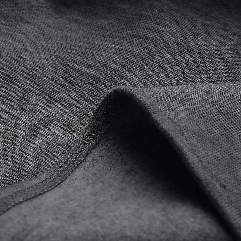 Dunkelgrauer Baumwollstoff, Nahaufnahme, weiche Textur, ideal für Bekleidung und Heimtextilien.