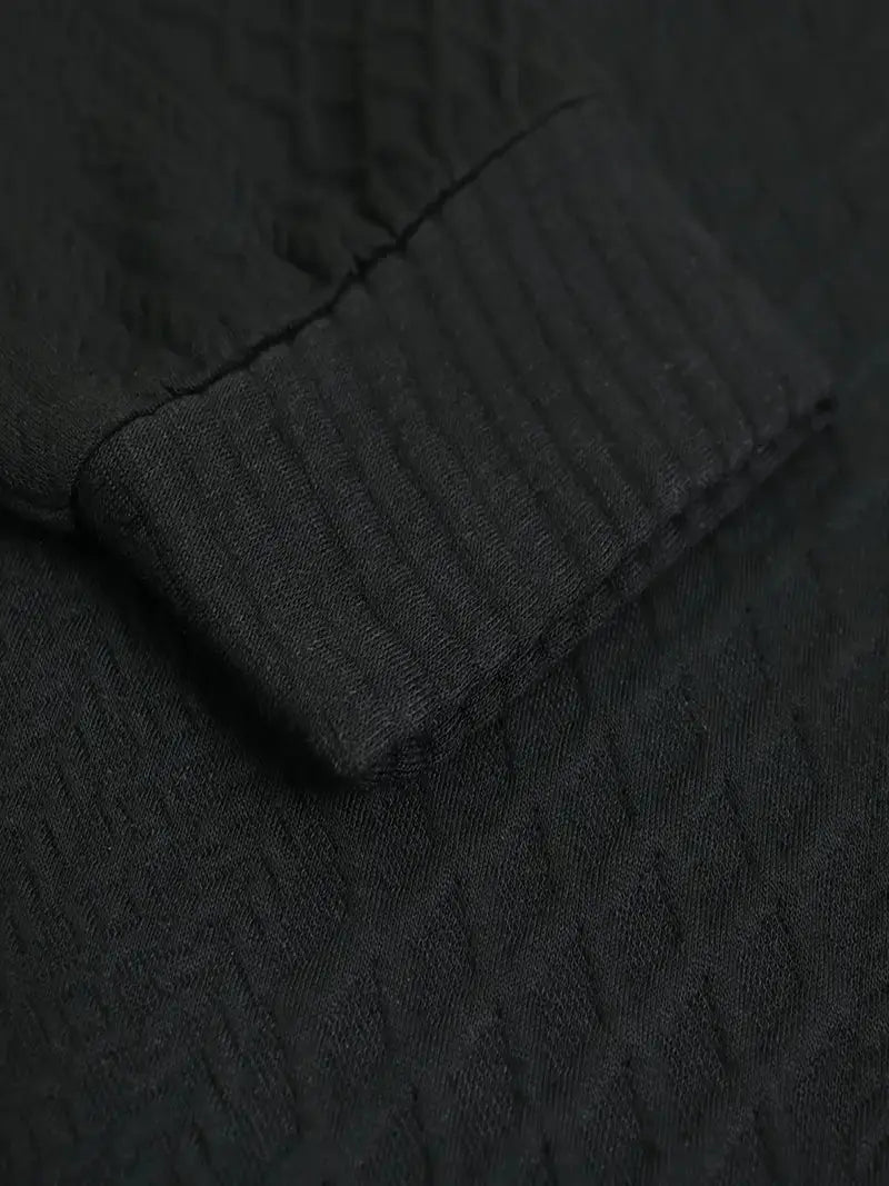 Dunkelgrüner Strickpullover mit Patches, Outdoor-Bekleidung, weiches Material, Nahaufnahme.