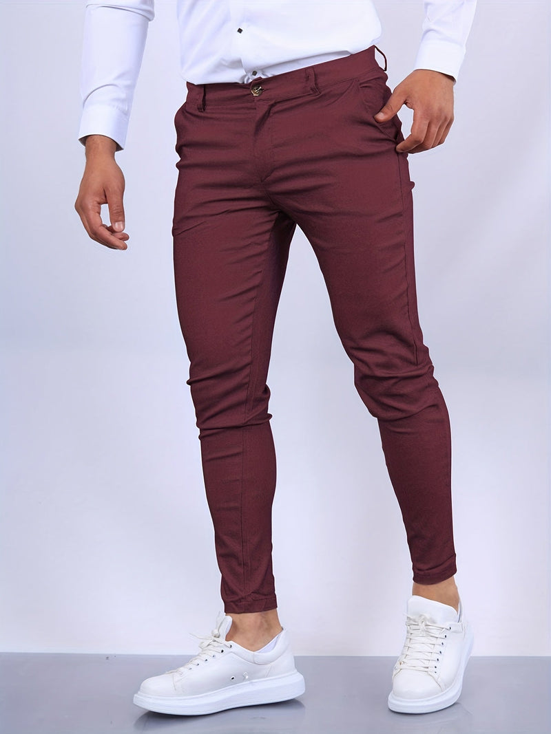 Männerhose bordeauxrot, Slim Fit, Baumwolle, elegant, mit weißem Hemd und Sneakern.