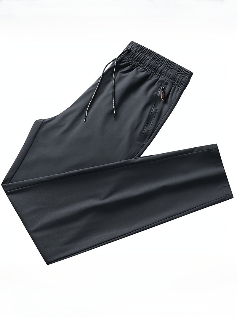 Schwarze Jogginghose, elastischer Bund, Kordelzug, Reißverschlusstasche, Sportbekleidung.