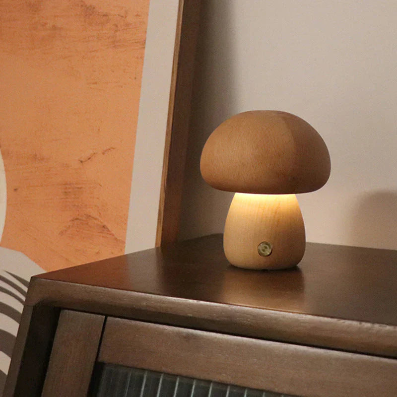 Pilzförmige Holzlampe auf Tisch, warmes Licht, modernes Design, Dekoration, Schlafzimmerbeleuchtung.