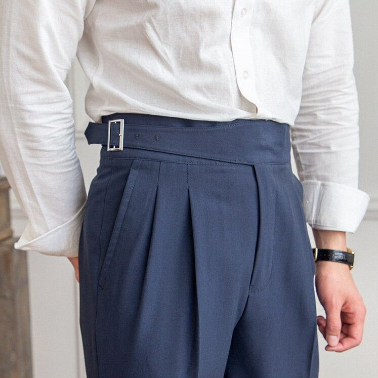 Mann in weißem Hemd und blauer Anzughose mit Schnalle, elegante Herrenmode.