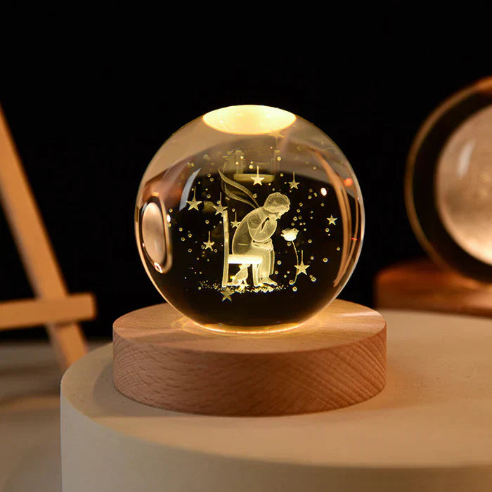Leuchtende Kristallkugel mit Engelmotiv auf Holzsockel, dekorative LED-Lampe, Geschenkidee.