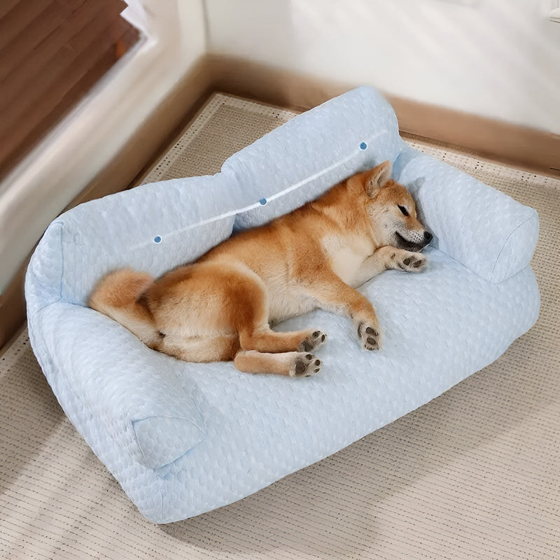 Schlafender Hund auf hellblauem, waschbarem Plüsch-Hundebett, bequem und warm.