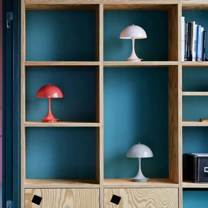 Drei bunte Tischlampen in Holzregal, moderne Inneneinrichtung, skandinavisches Design.