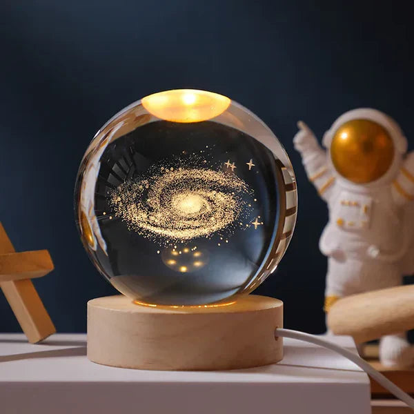 Kristallkugel mit Galaxie-Design auf Holzsockel, LED-Beleuchtung, dekorative Tischlampe.