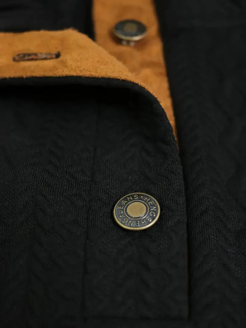 Schwarzer Outdoor-Strickpullover mit braunen Patches und Metallknöpfen, Herrenmode.