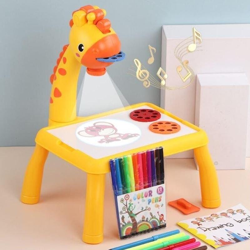 Gelber Giraffen-Projektor-Tisch für Kinder mit Stiften, Malvorlagen und Musiknoten.