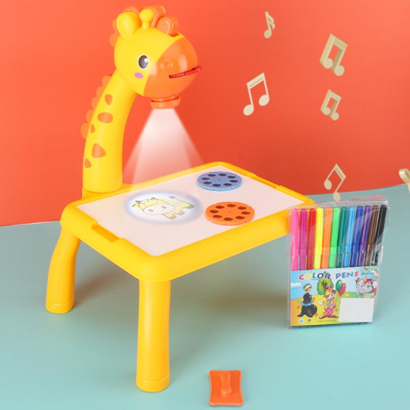Gelber Kindertisch mit Giraffenlampe, Malzubehör und bunten Stiften, ideal zum Zeichnen.