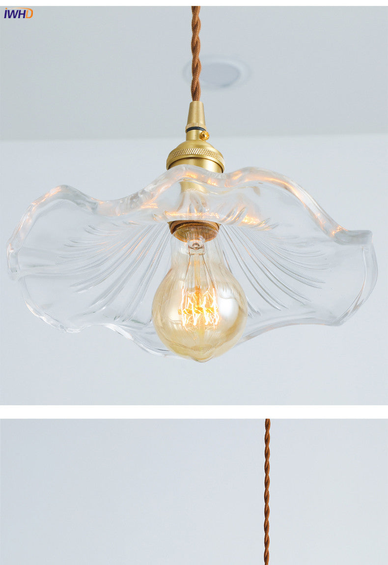 Kronleuchter aus Glas mit Vintage-Glühbirne, goldene Fassung, dekorative Beleuchtung.