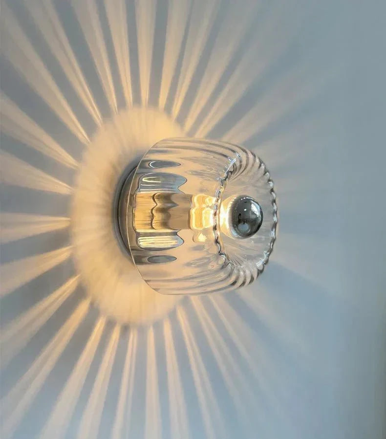 Moderne Glas-Wandleuchte, rund, transparent, mit strahlendem Lichtmuster, Innenbeleuchtung.