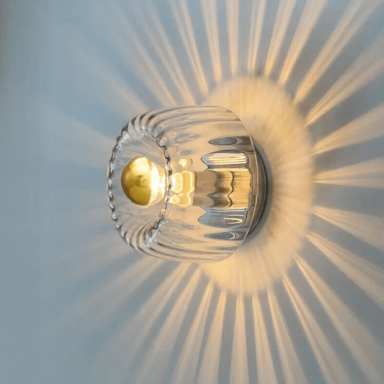 Moderne Glas-Wandleuchte mit geriffeltem Design, warmes Licht, dekorative Beleuchtung.