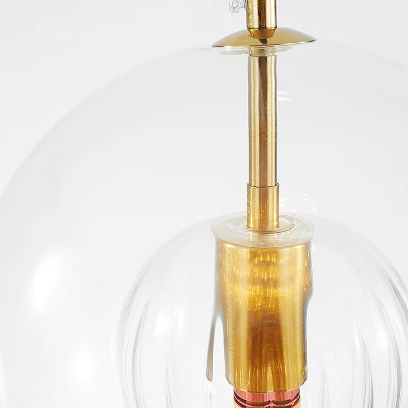 Goldene Pendelleuchte mit klarem Glas, modernes Design, elegante Beleuchtung, Wohnkultur.