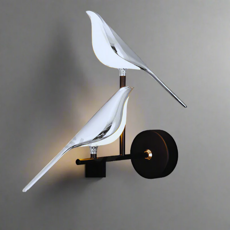 Moderne Wandlampe mit zwei silbernen Vogel-Skulpturen, elegantes Design, Innenbeleuchtung.