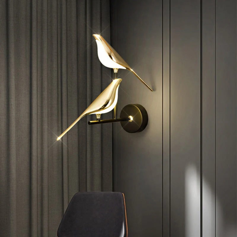Goldene Vogel-Wandleuchte, modernes Design, LED-Beleuchtung, elegante Inneneinrichtung.