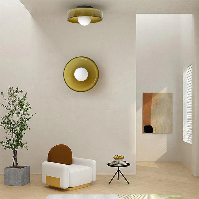 Moderne goldene Deckenleuchte im minimalistischen Wohnzimmer, stilvolle Inneneinrichtung.