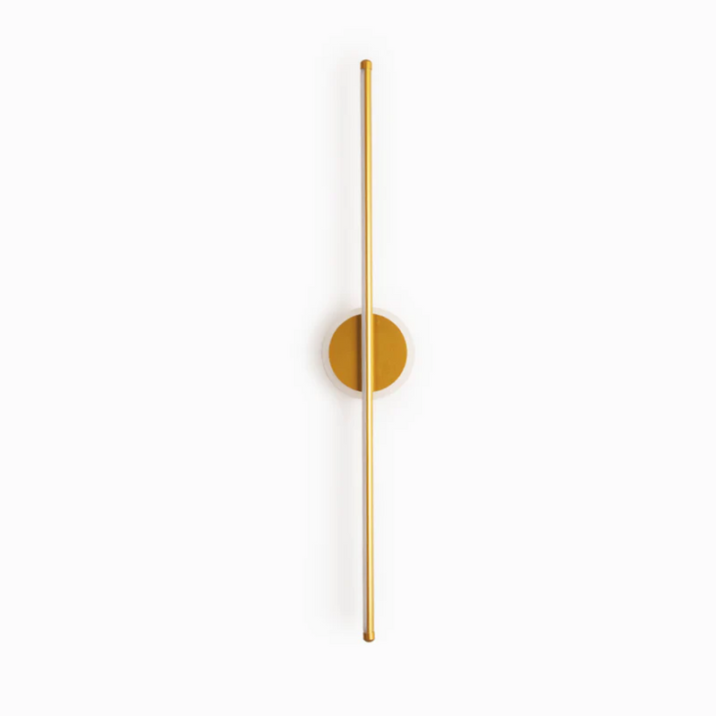 Goldene Wandleuchte, modernes Design, vertikal, minimalistisch, Innenbeleuchtung, Metall.